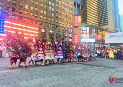Danza tradicional de Oaxaca en Times Square durante La Guelaguetza 2026.