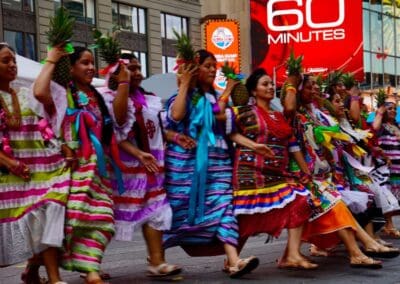 Danza tradicional de Oaxaca en Times Square durante La Guelaguetza 2026.