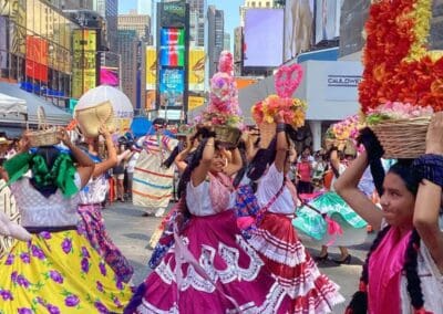 Danza tradicional de Oaxaca en Times Square durante La Guelaguetza 2026.