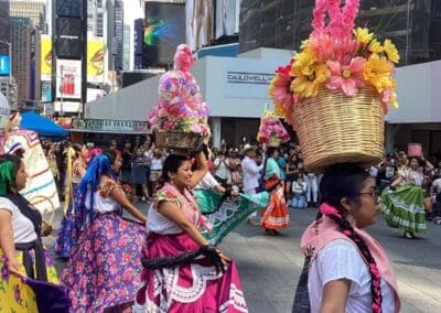 Danza tradicional en Times Square durante La Guelaguetza 2026.
