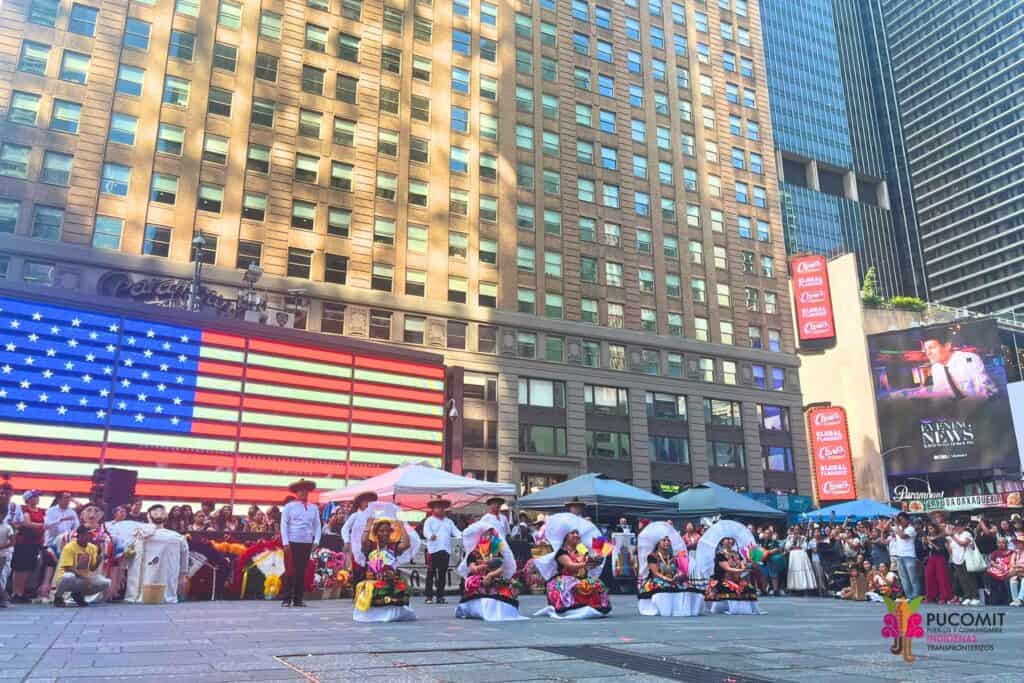 Danza tradicional en Times Square durante La Guelaguetza 2026.