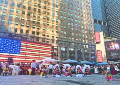 Danza tradicional en Times Square durante La Guelaguetza 2026.