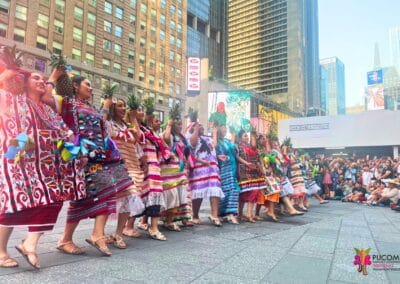 Danza folklórica en Times Square durante La Guelaguetza 2026.