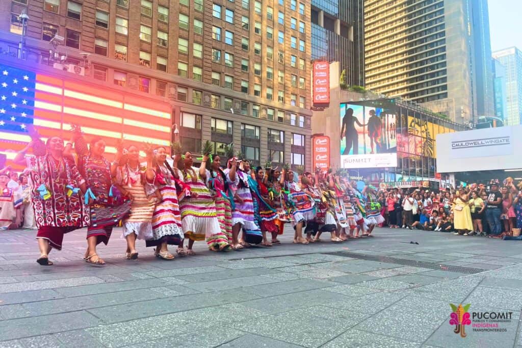 Danza tradicional de Oaxaca en Times Square durante La Guelaguetza 2026.