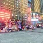 Danza tradicional de Oaxaca en Times Square durante La Guelaguetza 2026.