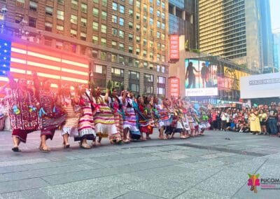 Danza tradicional de Oaxaca en Times Square durante La Guelaguetza 2026.