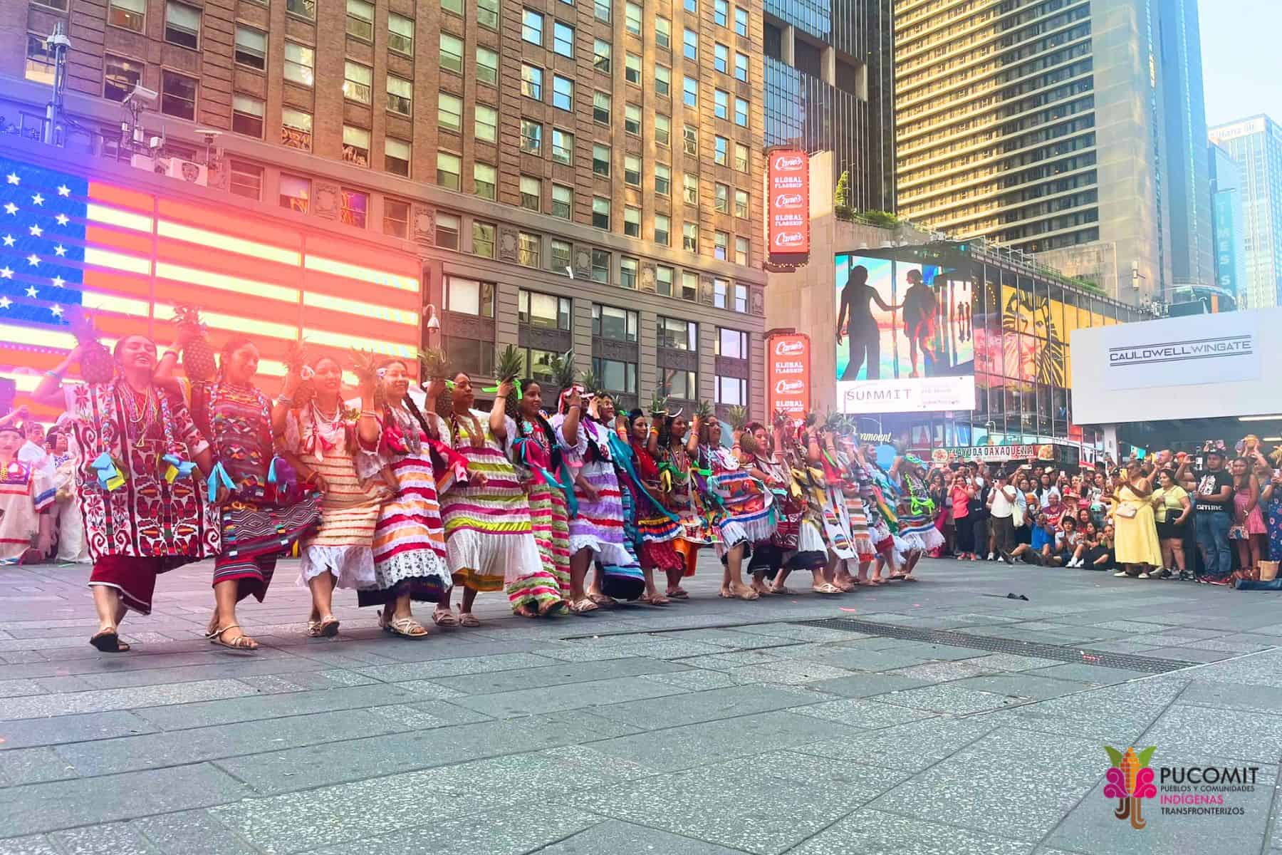 Danza tradicional de Oaxaca en Times Square durante La Guelaguetza 2026.